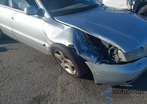 1998 Audi A4 Avant z USA, uszkodzony, nr VIN WAUFD68D2WA090888